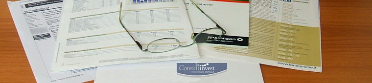 Scrivania con opuscoli di prodotti finanziari e logo Consultinvest Investimenti SIM S.p.A.